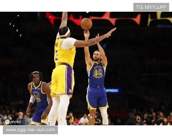 勇士库里绕掩护出手，超远三分直接穿网