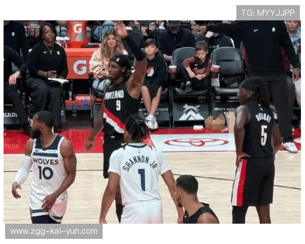 爱德华兹快攻暴扣，森林狼战胜开拓者